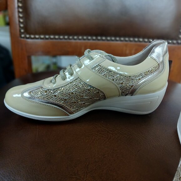 Patent leather women's walking shoes. - Picture 3 of 6